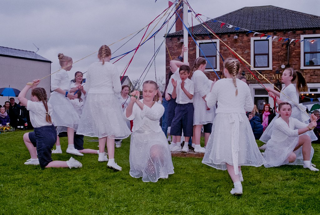 barber-gawthorpe-maypole-dance07.jpg