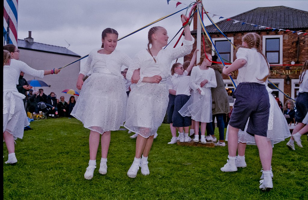 barber-gawthorpe-maypole-dance05.jpg