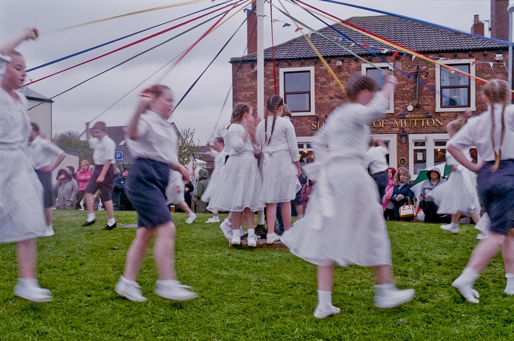 barber-gawthorpe-maypole-dance02.jpg