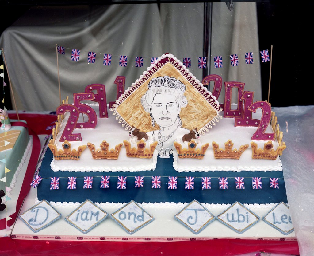 barber-diamond-jubilee-cake01.jpg