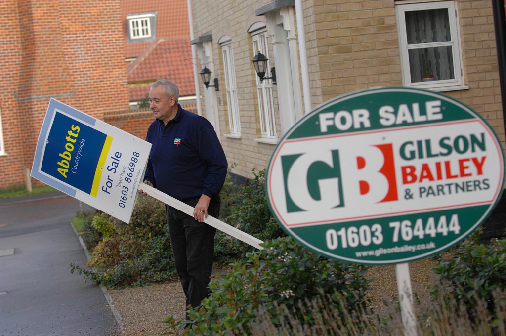 Estate agent sign erector