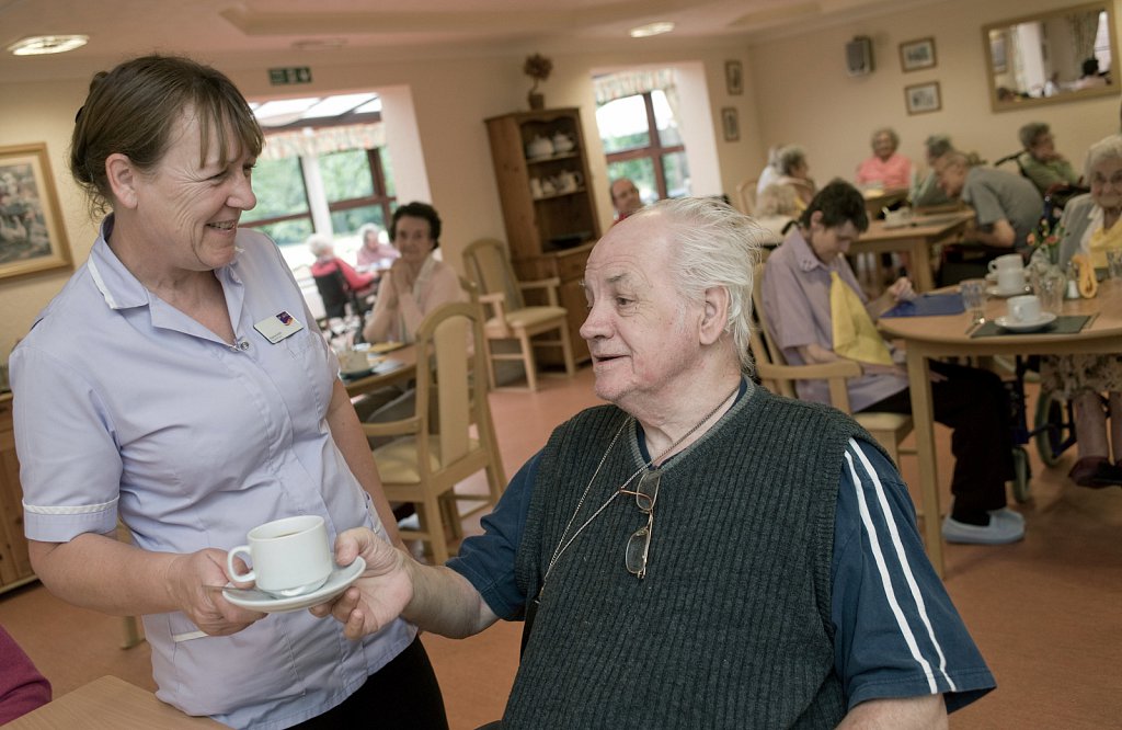 barber-elderly-care-home-residents35.jpg