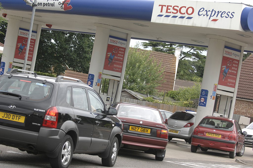 barber-strike-petrol-queues03.jpg