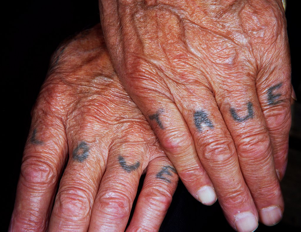 barber-wrinkled-tattooed-hands-001.jpg